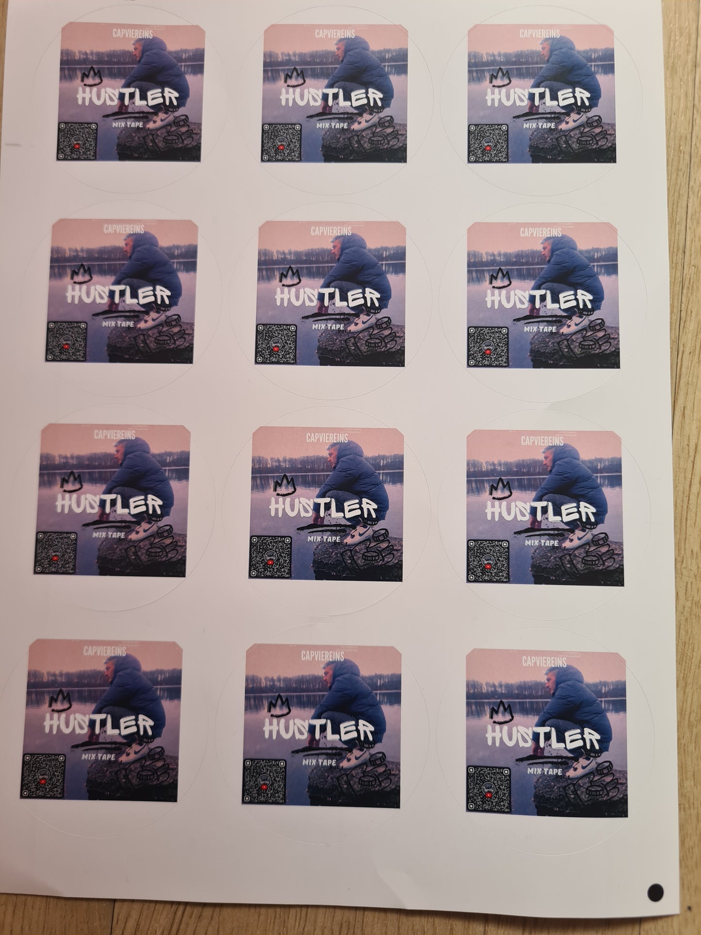 CapVierEins HUSTLER MIXTAPE Sticker mit QR-Code